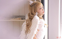 黄色卷发美女甜美可爱写真(9)