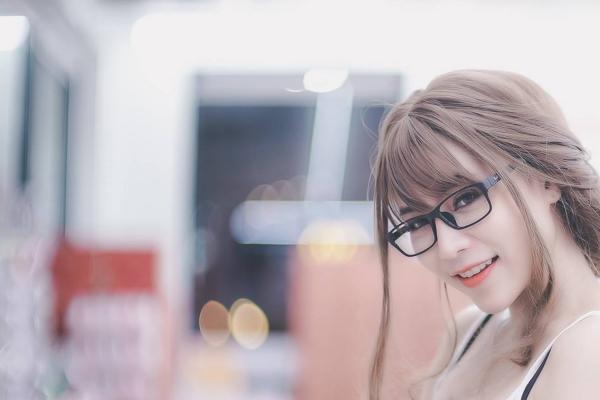 白嫩眼镜美女性感写真(8)